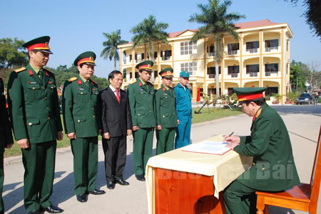 Đồng chí Hoàng Xuân Nguyên - Phó chủ tịch UBND tỉnh cùng lãnh đạo Bộ CHQS tỉnh chứng kiến lễ ký kết giao ước thi đua giữa các đơn vị trong lực lượng vũ trang tỉnh.